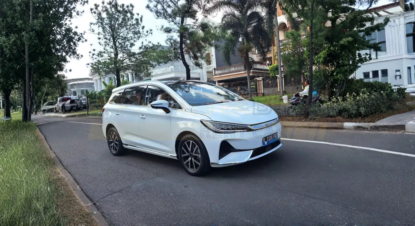 Sewa BYD M6 Bogor